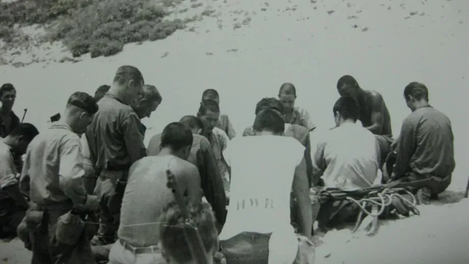 Île d’Aka, 1945 : soldats américains et japonais partagent un pique-nique et concluent une trêve