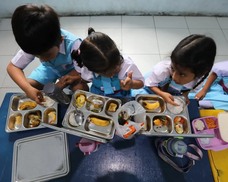 Le programme indonésien de repas gratuits à l’école critiqué après une hausse des intoxications alimentaires