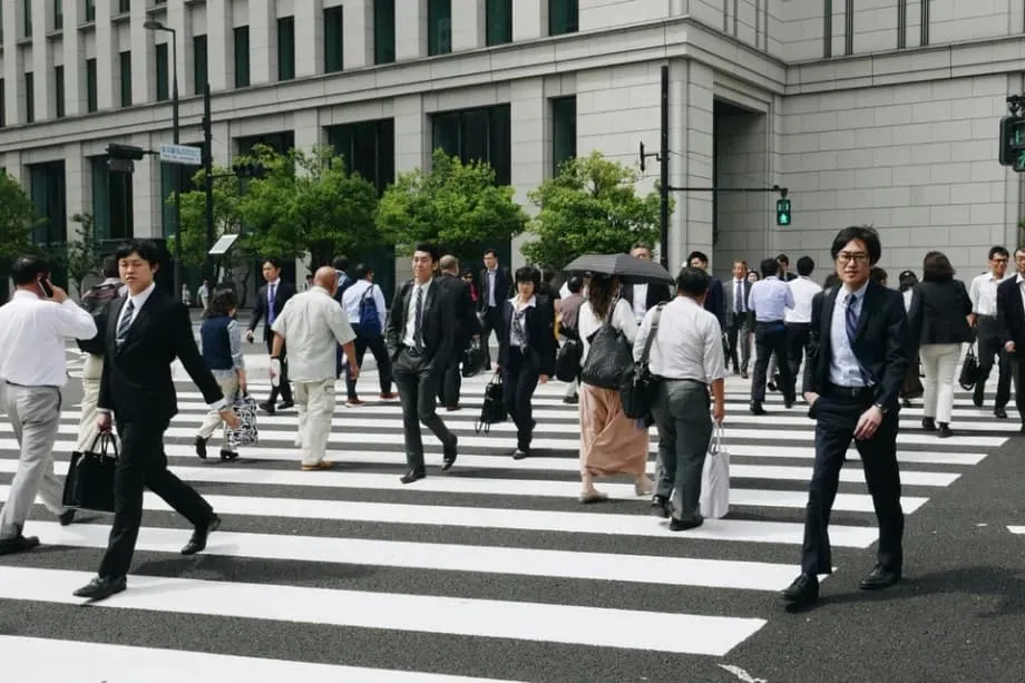 Les entreprises japonaises se tournent vers les départs anticipés, alors que le vieillissement de la main-d’œuvre et la pression des investisseurs transforment l’emploi
