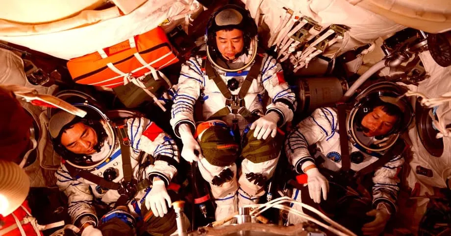 Une fissure sur Shenzhou 20 contraint l’équipage à changer de vaisseau et met en lumière les risques des débris orbitaux