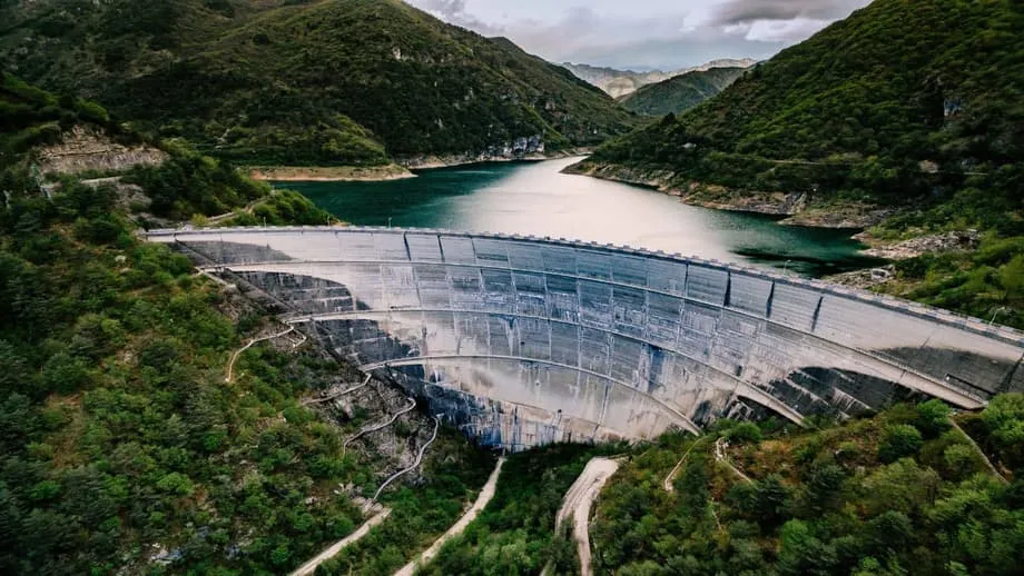 La Chine met en service un barrage de pompage-turbinage de 182 mètres pour stabiliser un réseau riche en énergies renouvelables