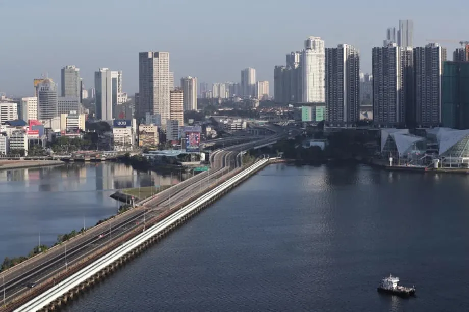 La hausse du ringgit met à l’épreuve l’attrait des emplois à Singapour pour les Malaisiens