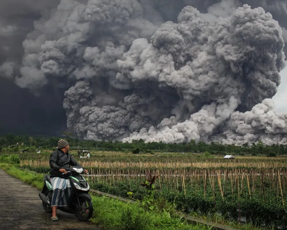Le mont Semeru entre en éruption dans l’est de Java : alerte maximale et évacuations en cours