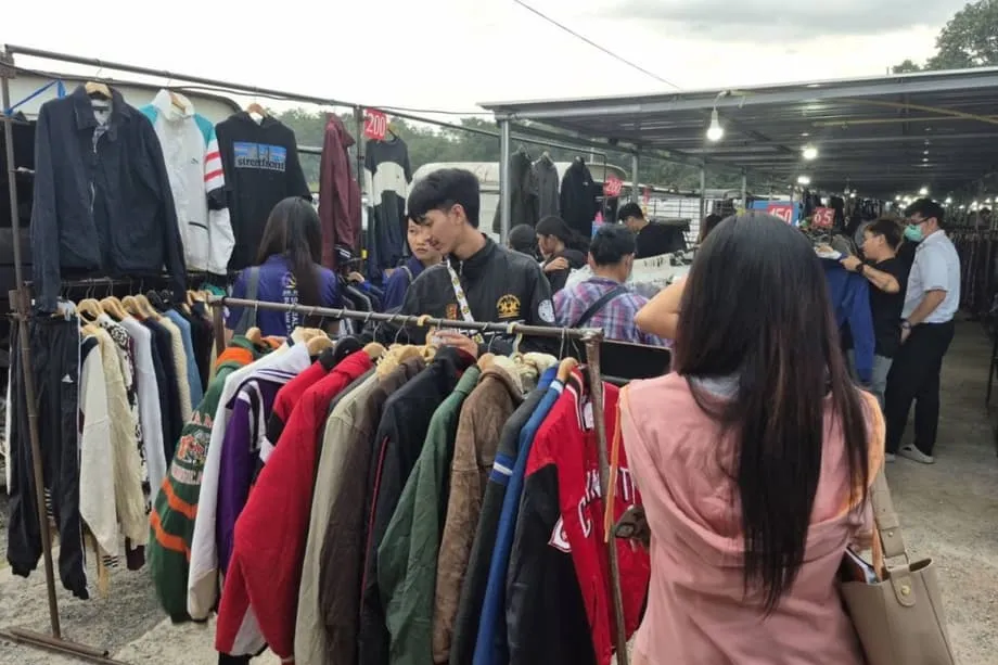 Le froid pousse les habitants de Buriram vers les vêtements d’hiver d’occasion