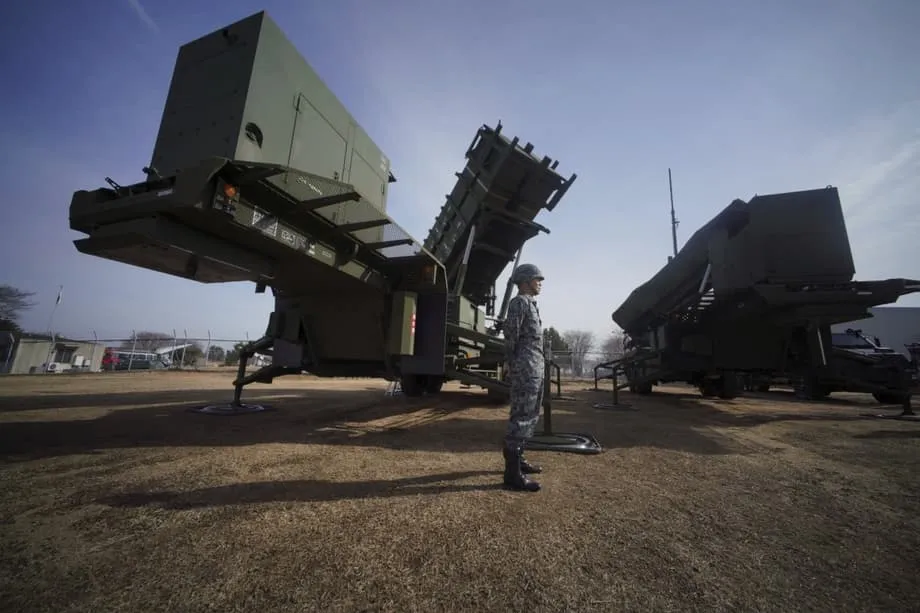 La Chine dénonce les premières exportations de missiles Patriot japonais vers les États-Unis, évoquant un risque pour l’ordre de l’après-guerre