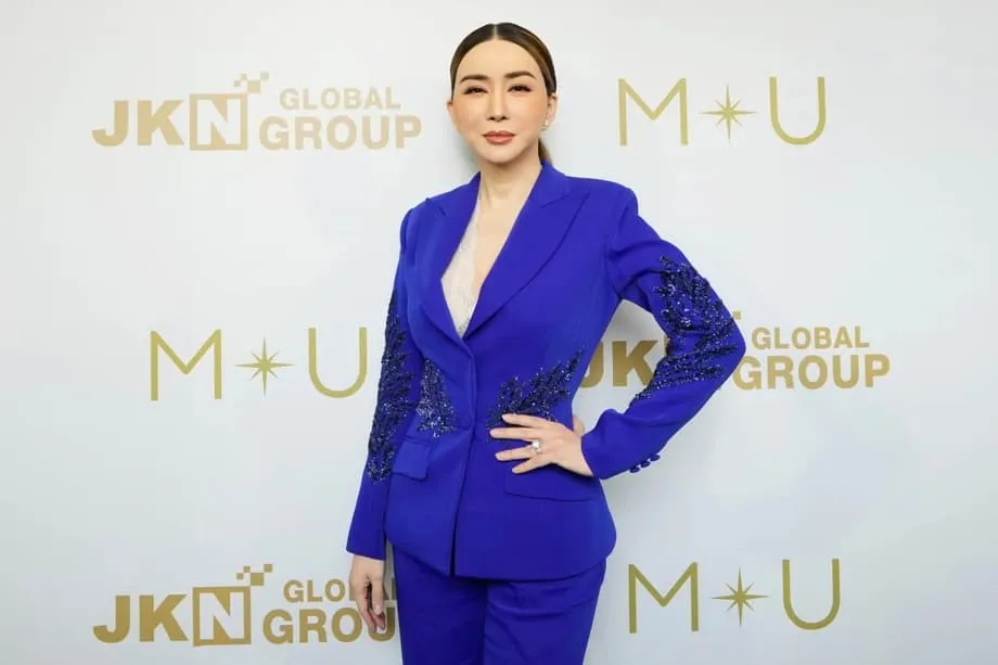 Un tribunal thaïlandais délivre un mandat d’arrêt contre la copropriétaire de Miss Univers, tandis que l’affaire de fraude s’aggrave