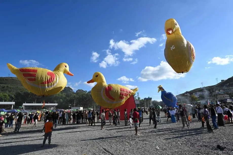 La tradition dans le ciel : le festival de Tazaungdaing se poursuit au Myanmar