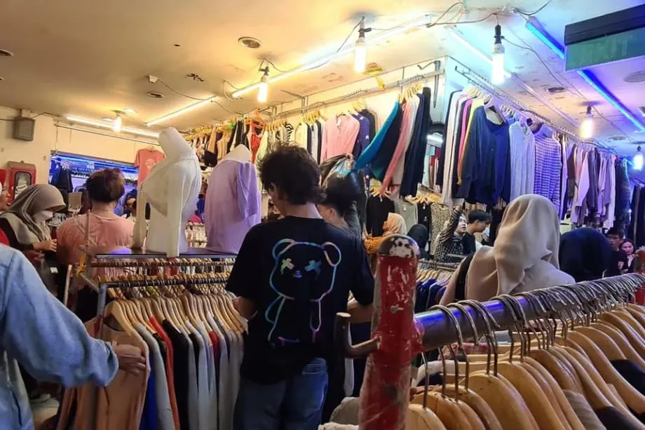 Les vendeurs de vêtements d’occasion résistent alors que l’Indonésie renforce l’interdiction des vêtements importés de seconde main