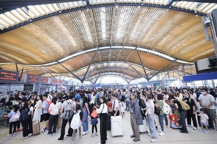 Les voies rapides à reconnaissance faciale se développent pour les Hongkongais, tandis que les talents du continent obtiennent un accès plus long à la ville