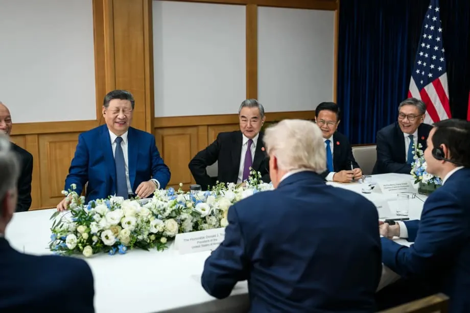 Des photos spontanées de l’APEC montrent Xi Jinping souriant et révèlent le décalage entre son image internationale et son image en Chine