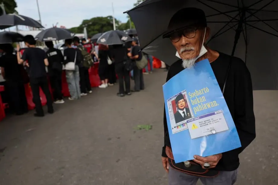 Les manifestations se multiplient à Jakarta contre le projet de faire de Suharto un héros national