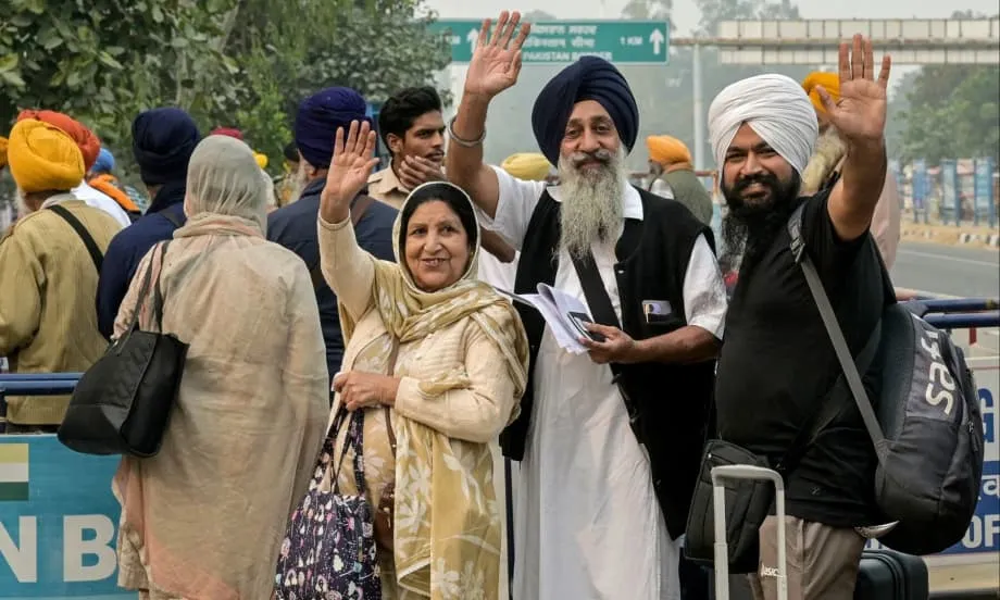 Des pèlerins sikhs indiens entrent au Pakistan pour l’anniversaire de Guru Nanak, la frontière rouverte pour des déplacements limités