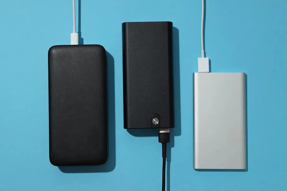 La Chine durcit les règles sur les batteries externes pour les voyageurs tandis que le MIIT prépare une norme de sécurité plus stricte