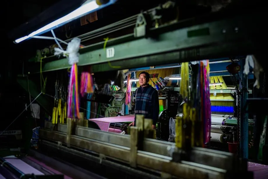 Dans le dernier atelier de saekdong de Corée : les rayures qui ont survécu à une industrie