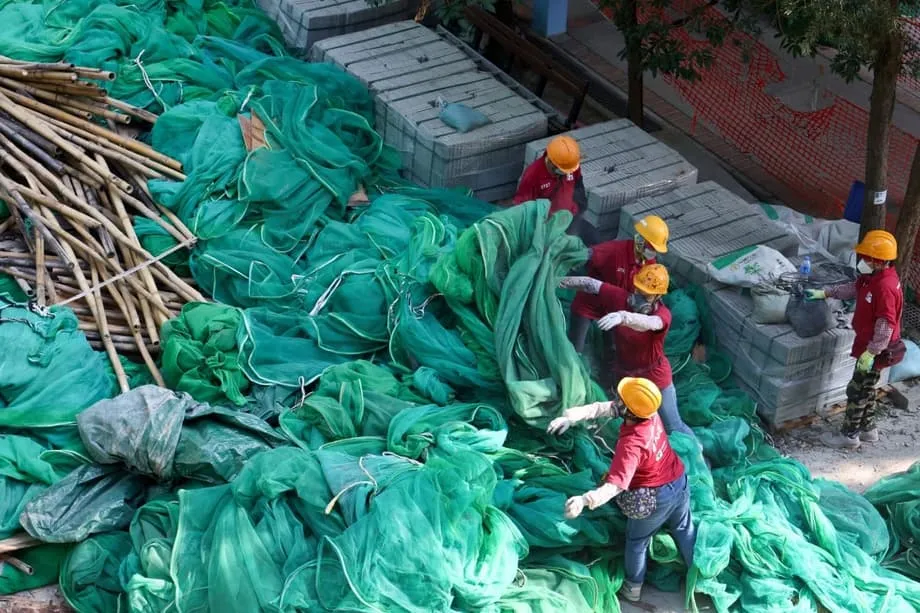 Un filet d’échafaudage s’enflamme à Hong Kong malgré sa conformité aux normes de sécurité