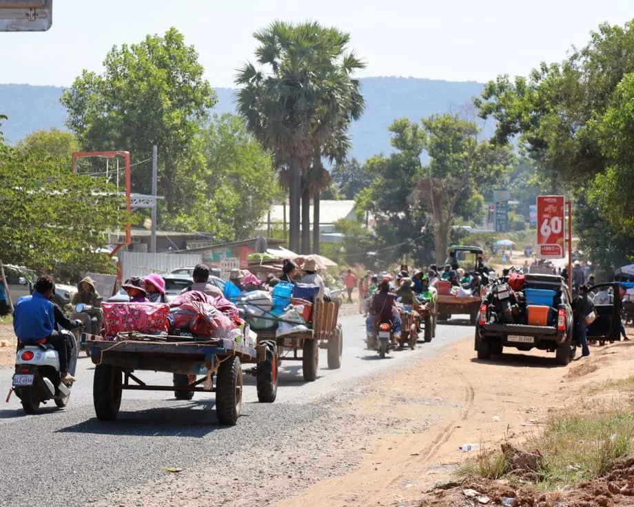 Frappes aériennes thaïlandaises à la frontière cambodgienne après la rupture du cessez-le-feu, évacuations massives ordonnées
