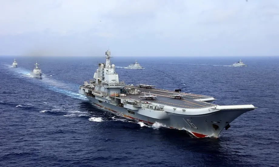 Les exercices du porte-avions Liaoning près d’Okinawa suscitent une controverse sur l’accrochage radar et des appels au calme
