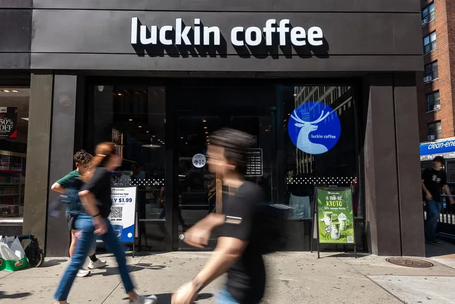 Luckin Coffee vise une nouvelle cotation aux États-Unis après cinq ans de redressement
