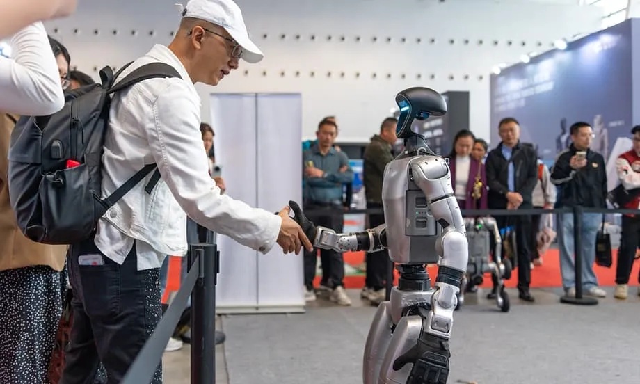 Les robots humanoïdes chinois font sensation dans le monde avec leurs acrobaties en concert et leurs prouesses au combat