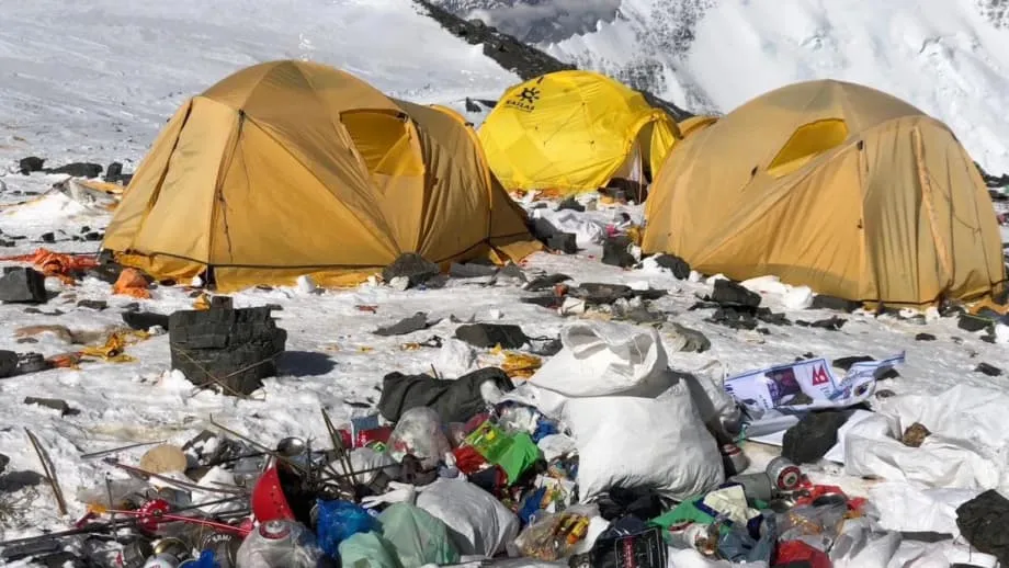 Le Népal abandonne la consigne sur les déchets de l’Everest après l’échec de la politique