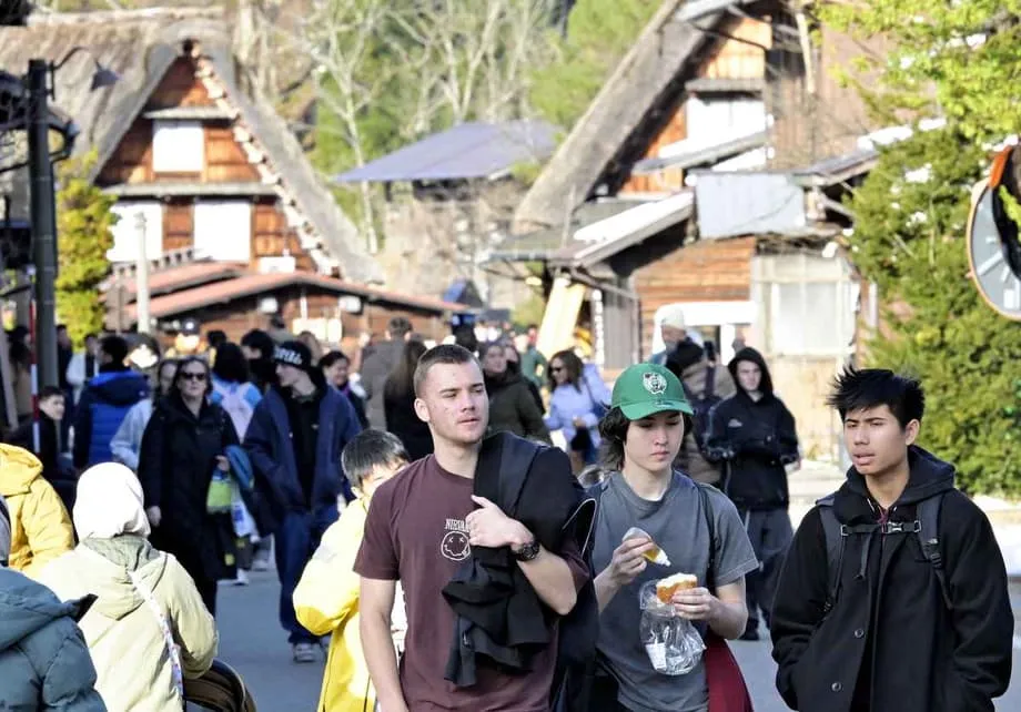 Le Japon rural sous pression : le surtourisme menace la tranquillité des villages historiques