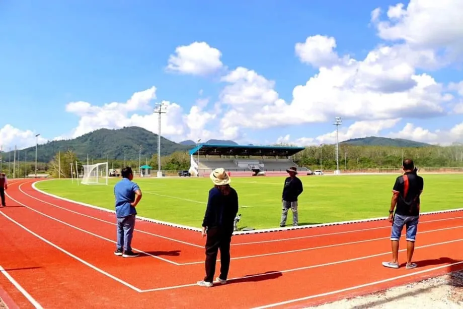 Une piste d’athlétisme à angles droits dans un stade thaïlandais suscite des inquiétudes pour la sécurité et une enquête
