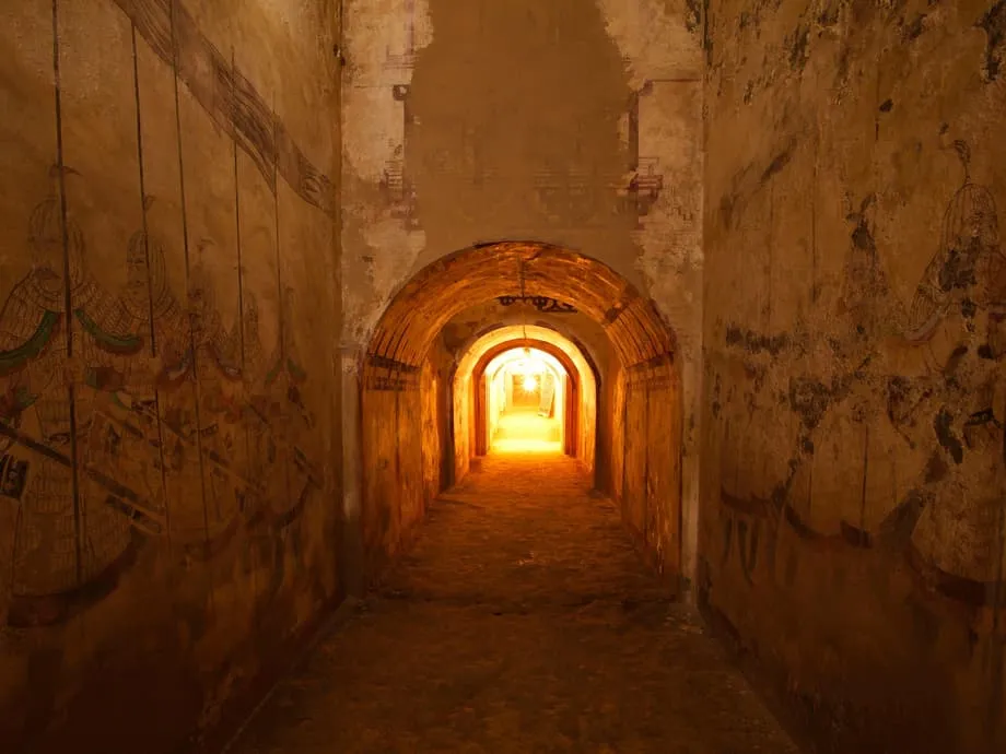 Des peintures murales dans une tombe chinoise antique révèlent le quotidien sous la dynastie Tang et la présence d’un mystérieux étranger blond