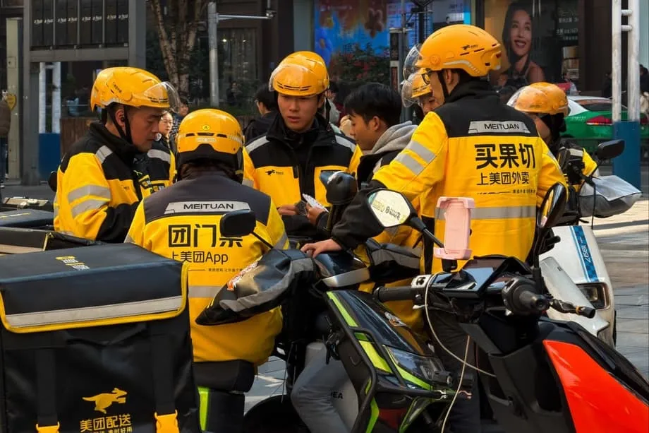 Les enseignes étrangères misent sur la livraison instantanée en Chine malgré des guerres des prix éprouvantes