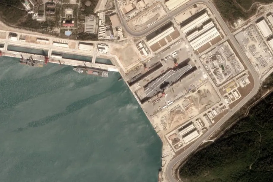 Le porte-avions chinois Shandong entre dans un nouveau bassin de radoub, une étape majeure pour la logistique navale