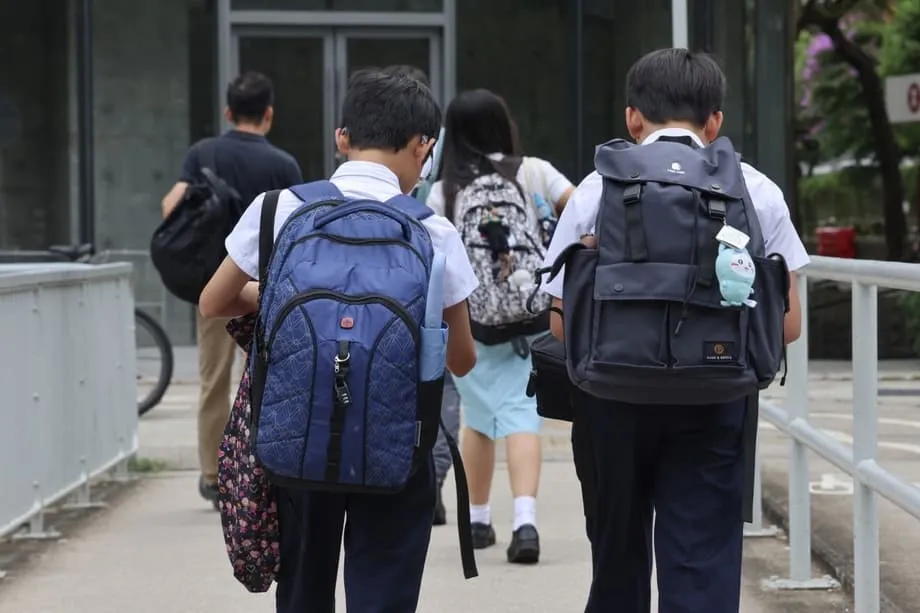 Hong Kong va revoir sa politique linguistique dans les écoles face au recul du niveau d’anglais