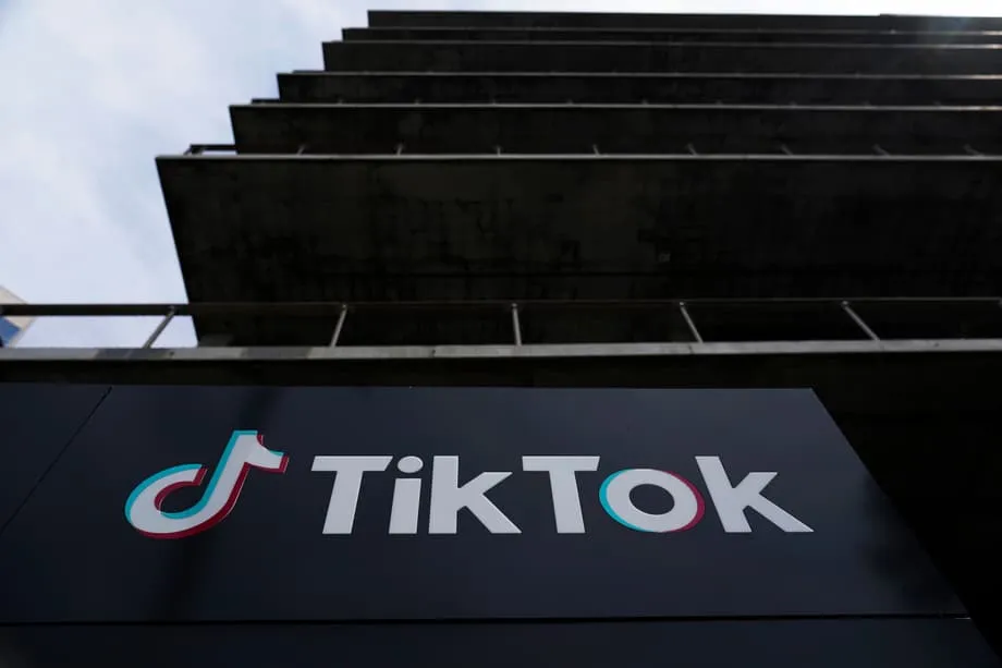 Le rêve américain de TikTok tourne au cauchemar : pannes, accusations de censure et exode des utilisateurs marquent une première semaine chaotique sous propriété américaine