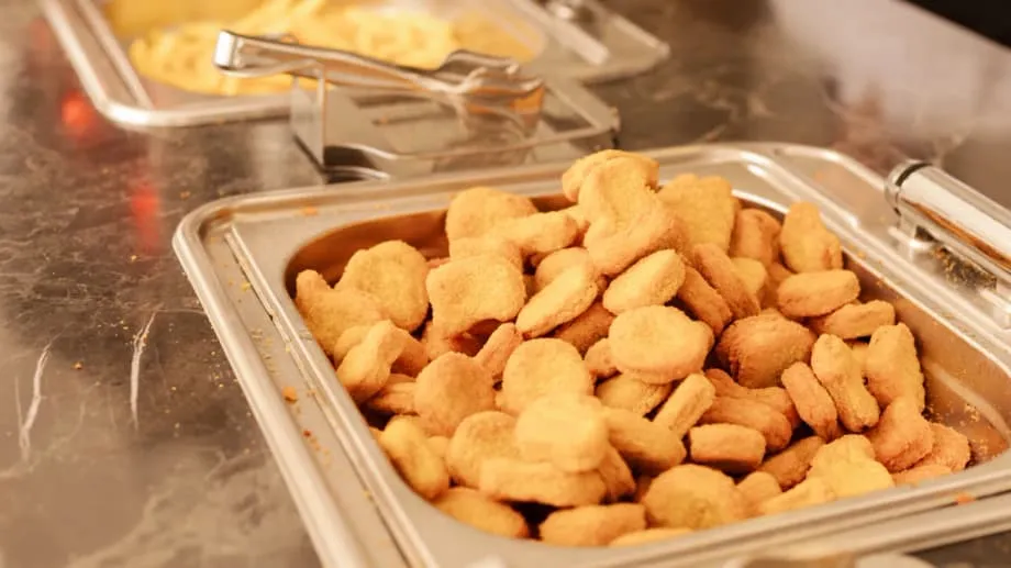 Les écoles galloises servent jusqu’à 99 % de poulet importé d’Asie et d’Amérique du Sud
