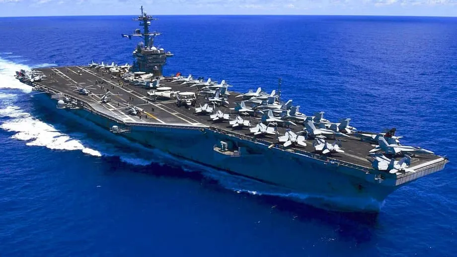 Les tirs réels de l’USS Abraham Lincoln en mer de Chine méridionale mettent en lumière la préparation militaire et les risques environnementaux