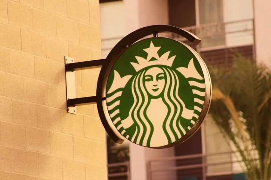 Des bagages laissés sans surveillance par des hôtesses de l’air suscitent un débat sur les règles de savoir-vivre dans les cafés et la responsabilité des entreprises à Séoul