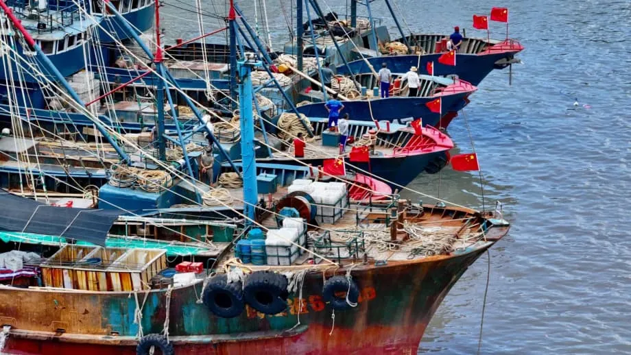Le Japon saisit un bateau de pêche chinois dans des eaux disputées, sur fond de crise diplomatique