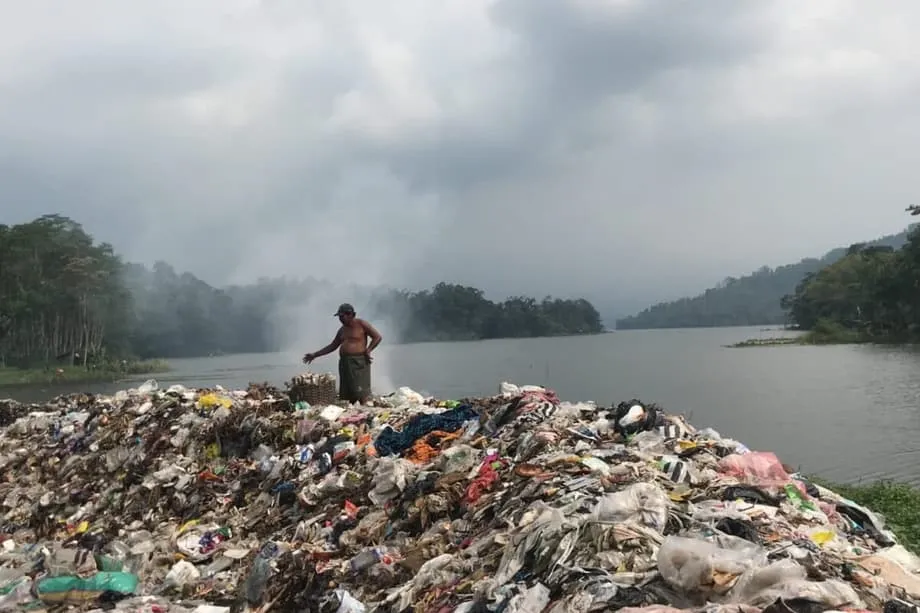 Des projets pilotes s’attaquent au brûlage des déchets ménagers en Indonésie, tandis que le débat national sur les solutions s’intensifie
