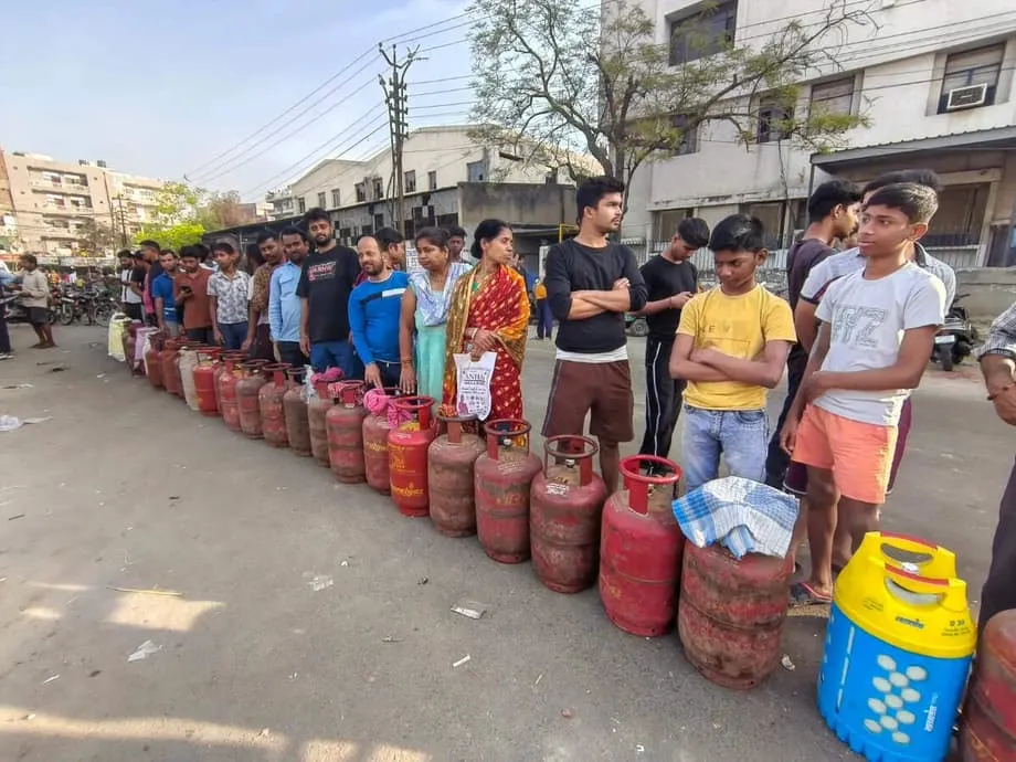 Comment la guerre en Asie occidentale met à rude épreuve l’économie indienne, des stations-service aux cuisines