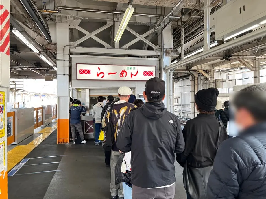 Dernier service pour les ramen sur le quai : plongée dans la culture culinaire de l’ère Shōwa qui disparaît à Tokyo