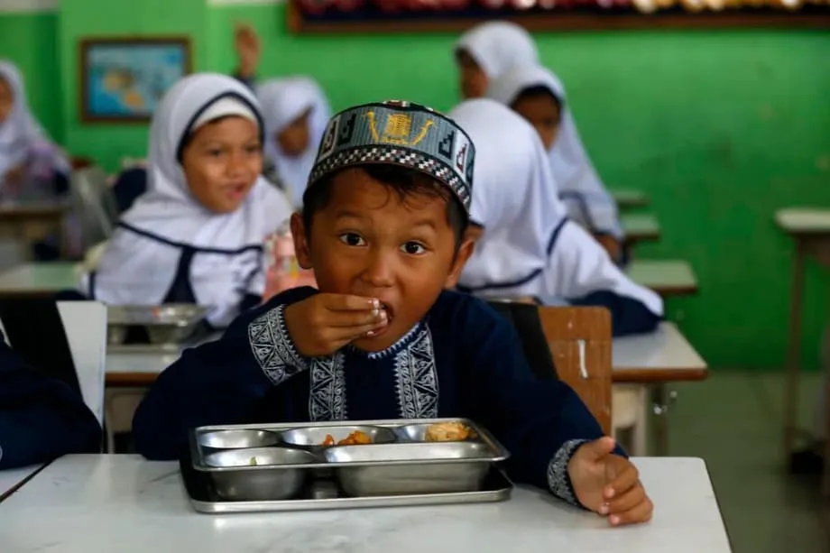 Un scandale autour de poisson-chat cru pousse l’Indonésie à suspendre plus de 2 200 cuisines scolaires dans tout le pays
