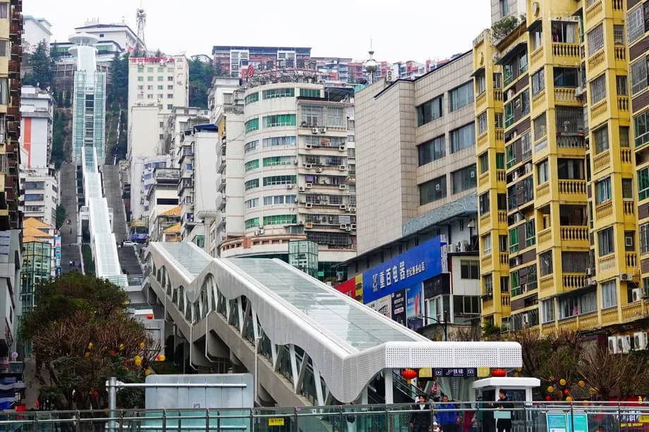 La Chine inaugure le plus long escalator extérieur du monde : une « échelle vers le ciel » de 905 mètres à flanc de montagne, à Chongqing