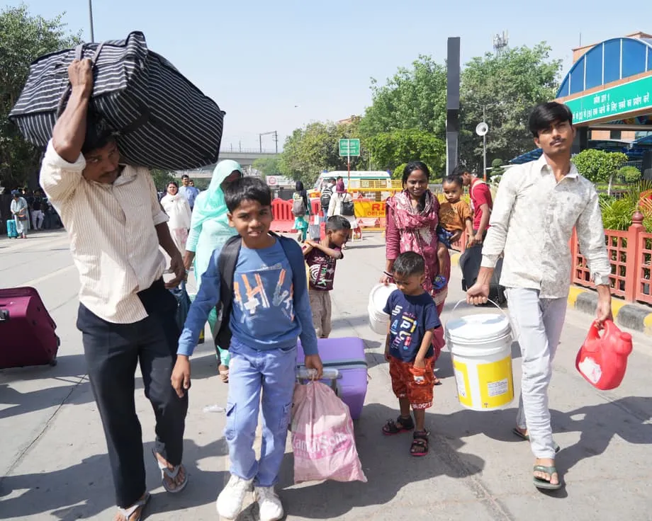 L’exode des migrants à Delhi : comment une crise énergétique mondiale vide la capitale indienne