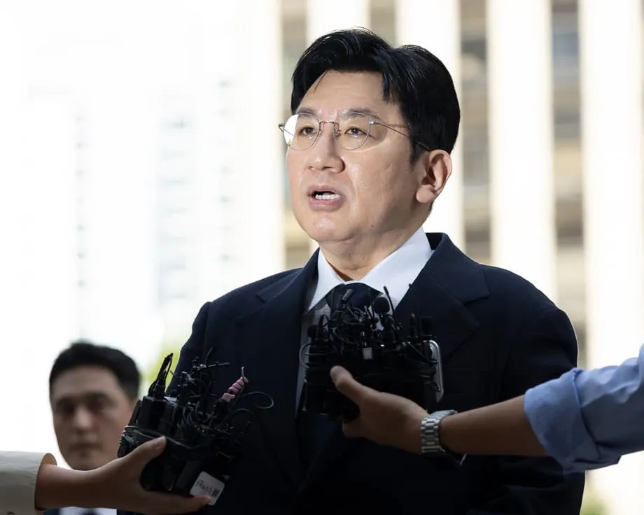 Le magnat de la K-pop Bang Si-hyuk visé par une demande d’arrestation pour une fraude présumée de 136 millions de dollars liée à l’introduction en Bourse