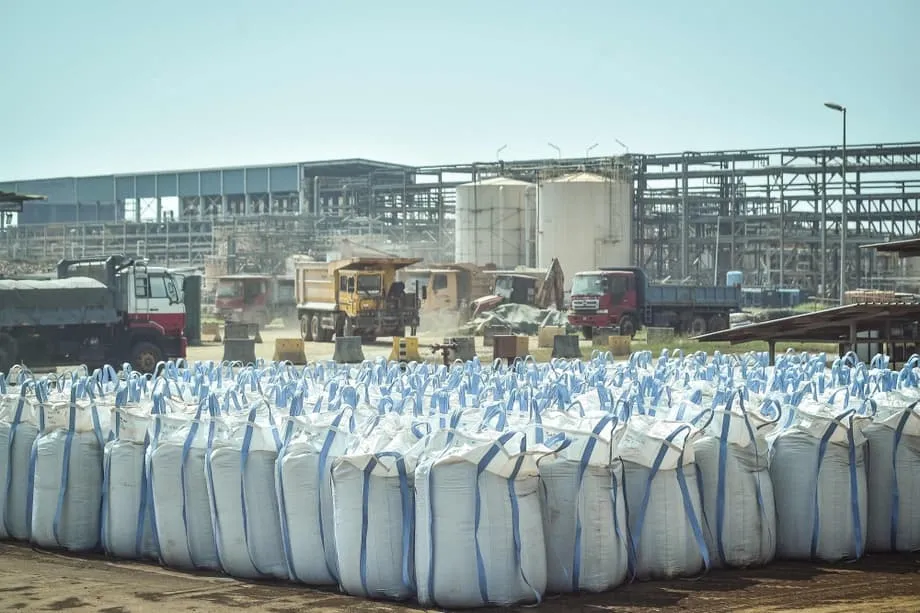 Dans les coulisses de l’usine malaisienne qui fournit des minerais stratégiques valant 395 000 RM le sac pour concurrencer la Chine