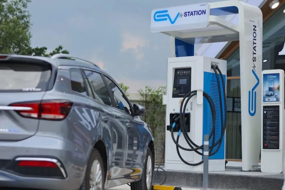 La Thaïlande accélère le développement des véhicules électriques avec un objectif de 300 000 véhicules et un programme de reprise des taxis