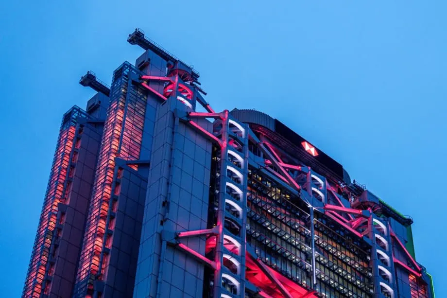 HSBC envisage de supprimer la généreuse prise en charge des frais de scolarité des banquiers à Hong Kong dans le cadre de réductions des coûts