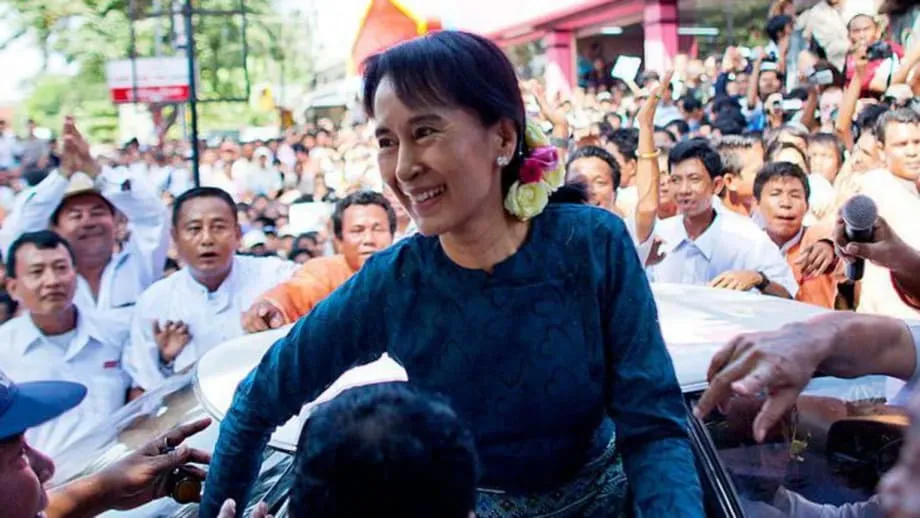 La junte birmane place Suu Kyi en résidence surveillée, suscitant des doutes sur son sort