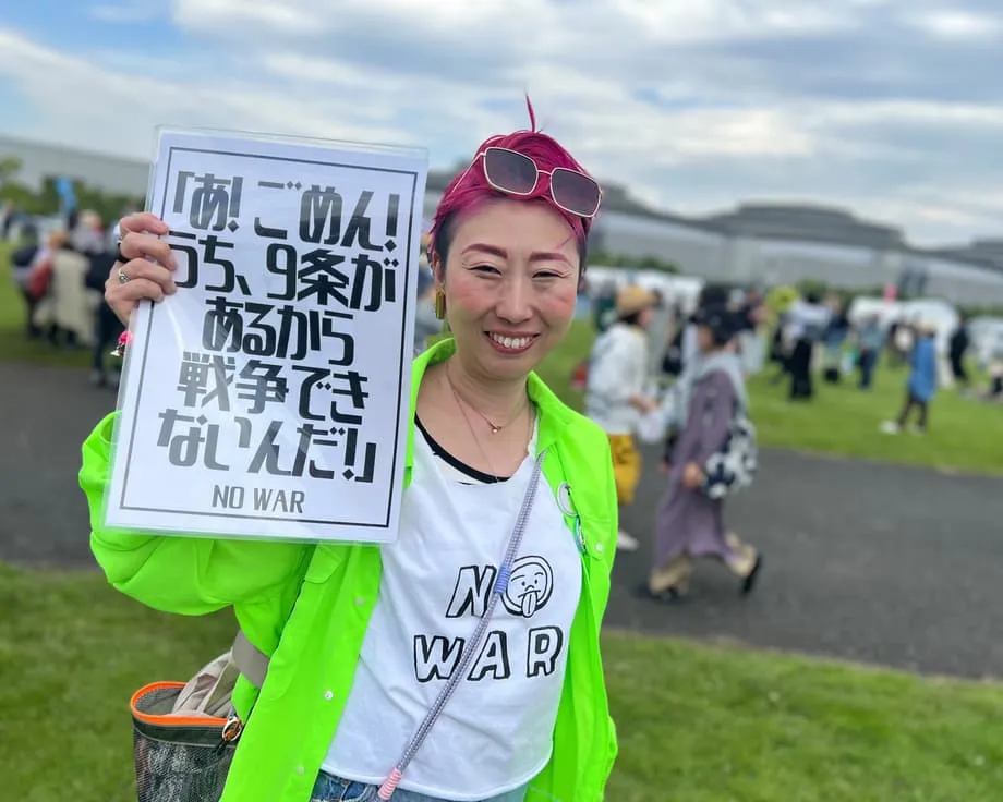 Des manifestations records contestent le projet de révision de la Constitution pacifiste japonaise