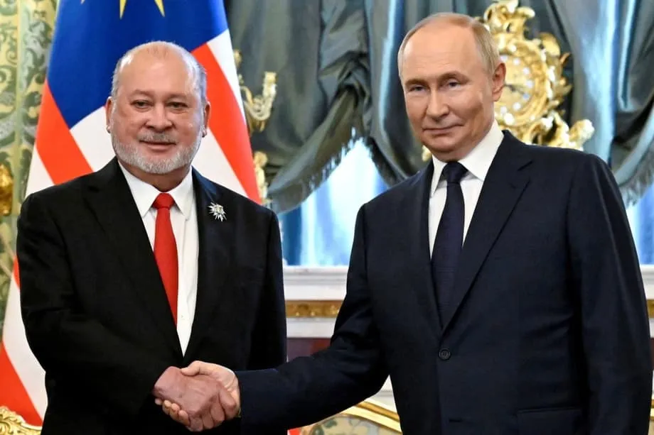 Le roi de Malaisie arrive à Moscou pour renforcer les liens pétroliers lors du sommet du Jour de la Victoire