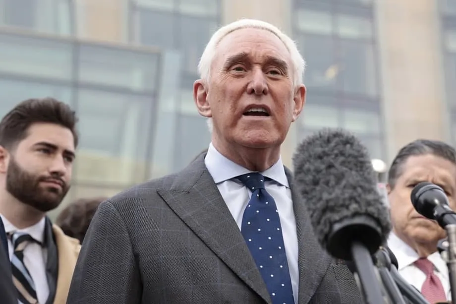 La junte birmane recrute Roger Stone dans une offensive de 3 millions de dollars pour influencer Washington