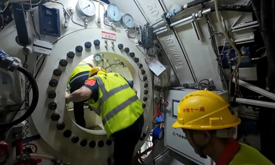 Des ingénieurs chinois déploient un premier système à mélange ternaire de gaz pour un tunnel ferroviaire sous-marin record